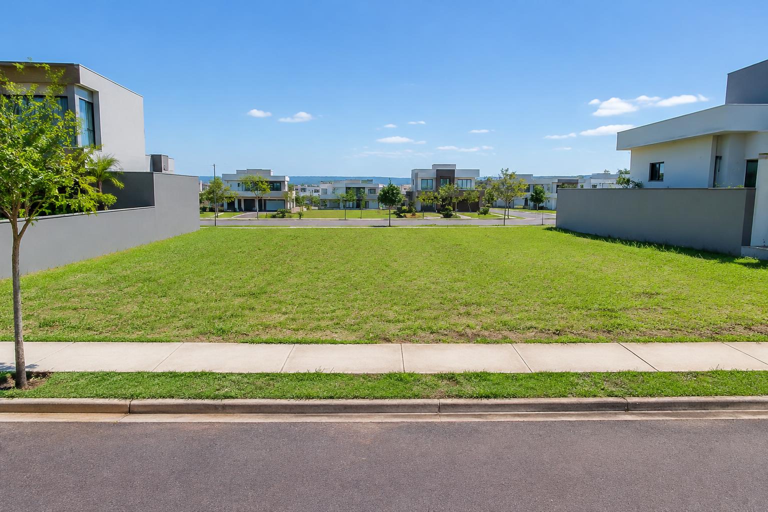Terreno plano em bairro residencial — Centro, Dumont